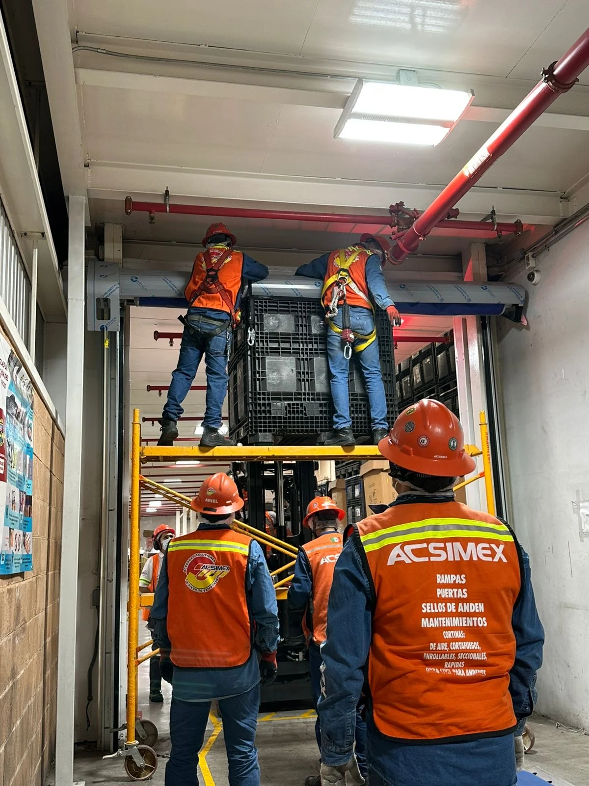 Personal de ACSIMEX con casacas de la empresa trabajando en una instalación industrial